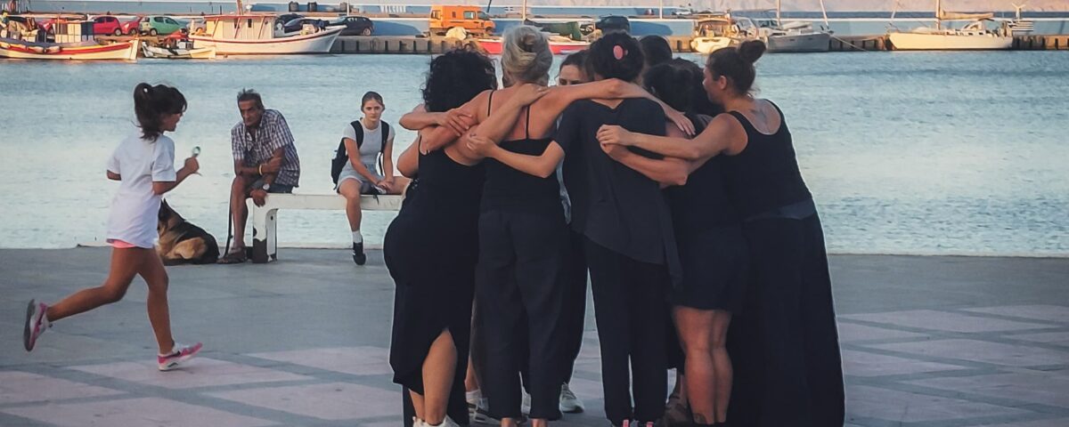 les danseuses se félicitent