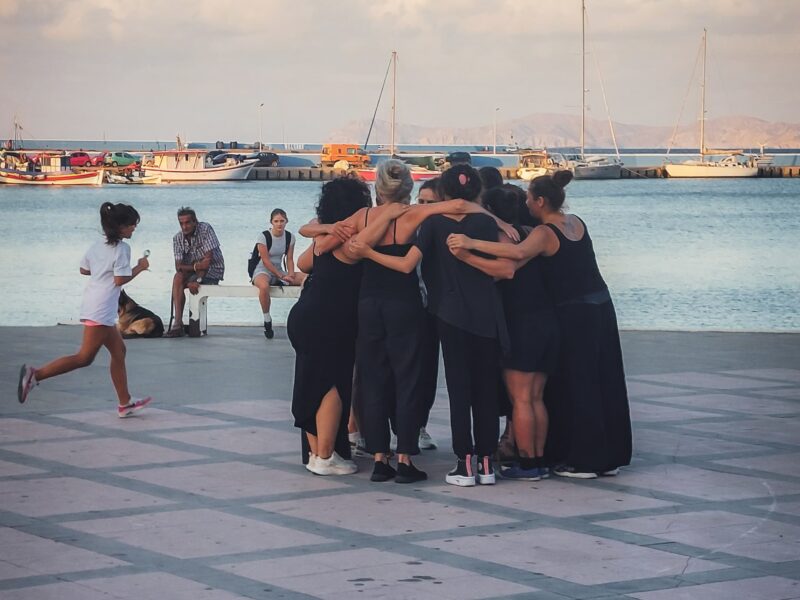 les danseuses se félicitent